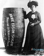 1. Niagara şelalesinden düşen ve hayatta kalan ilk insan Annie Edison Taylor,içine saklandığı ...jpg 1. Niagara şelalesinden düşen ve hayatta kalan ilk insan Annie Edison Taylor,içine saklandığı ...jpg