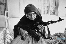 10. 106 yaşındaki bir kadın evini savunurken..jpg 10. 106 yaşındaki bir kadın evini savunurken..jpg