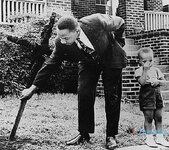 21. Martin Luther King oğluyla birlikte,bahçesine saplanmış yanık haçı söküyor..jpg 21. Martin Luther King oğluyla birlikte,bahçesine saplanmış yanık haçı söküyor..jpg