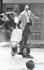 22. Afro-Amerikalılar(Zencilere) girdiği için otelinin havuzuna asit döken bir otel sahibi..jpg 22. Afro-Amerikalılar(Zencilere) girdiği için otelinin havuzuna asit döken bir otel sahibi..jpg