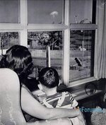 29. Las Vegas'taki bir atomik test sonrası oluşan mantar bulutunu izleyen anne ve oğul..jpg 29. Las Vegas'taki bir atomik test sonrası oluşan mantar bulutunu izleyen anne ve oğul..jpg